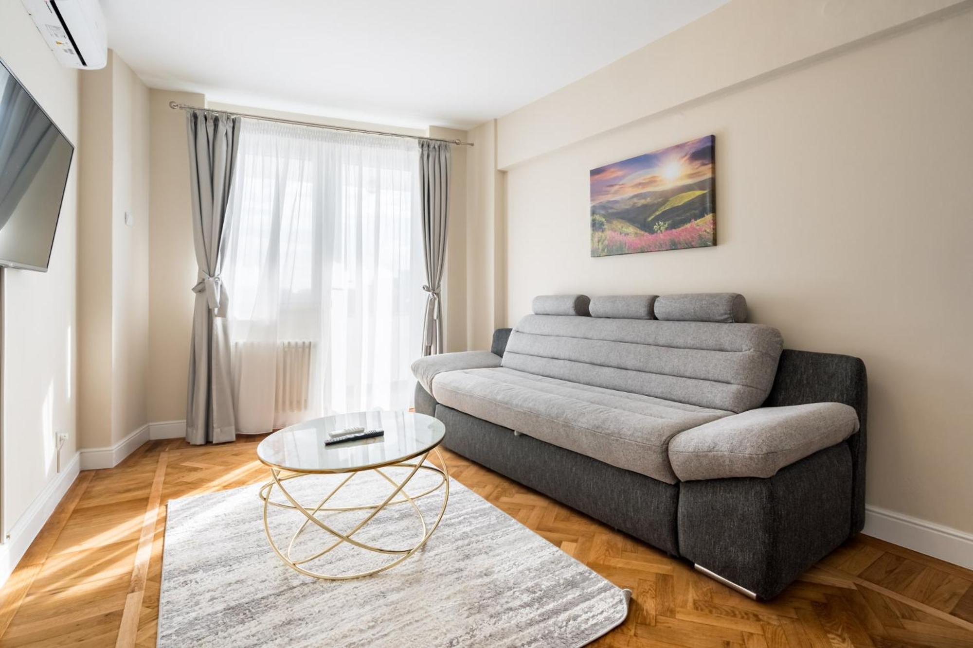 City View Apartment With Private Balcony Bucharest Exterior photo
