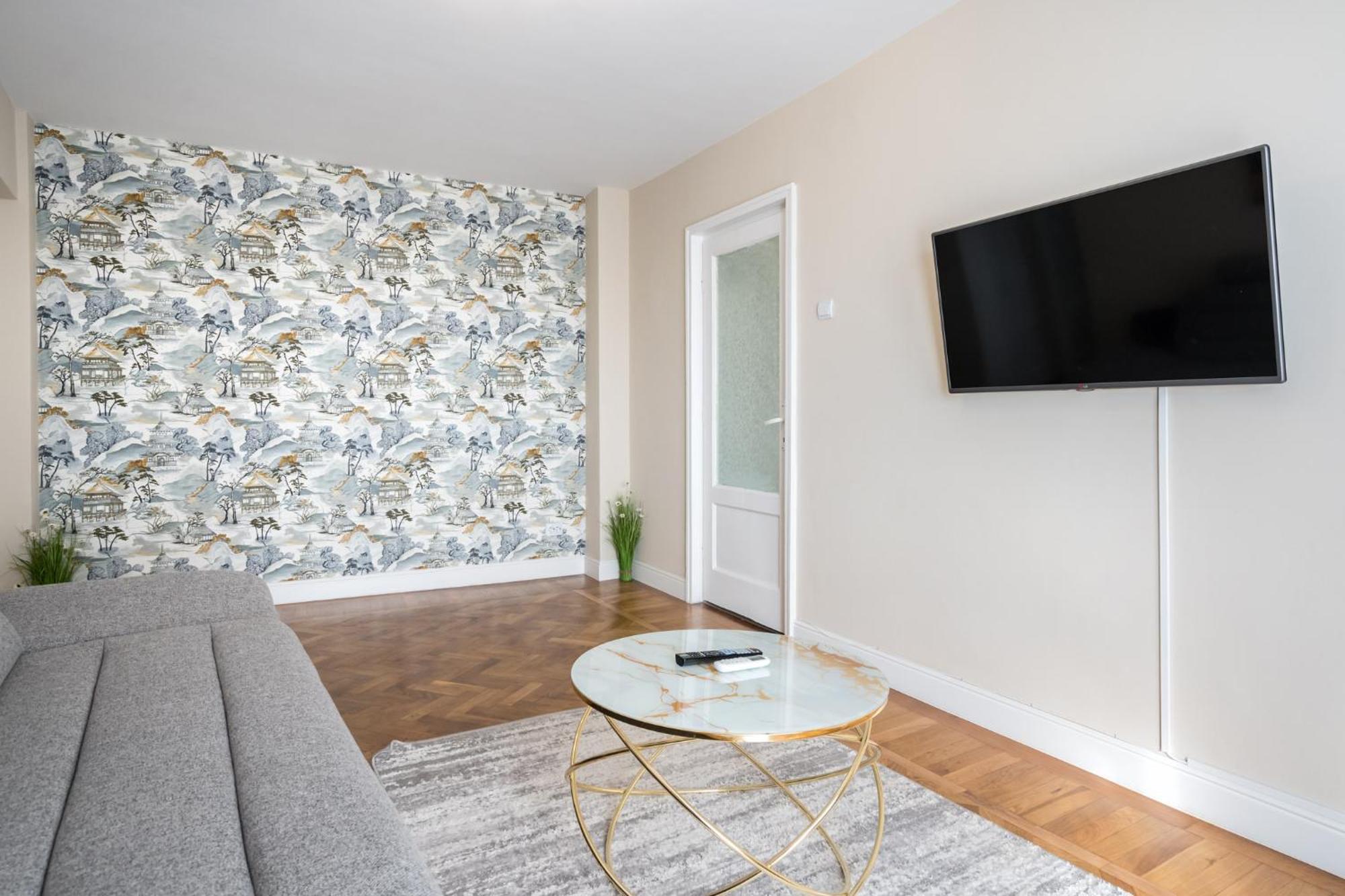 City View Apartment With Private Balcony Bucharest Exterior photo