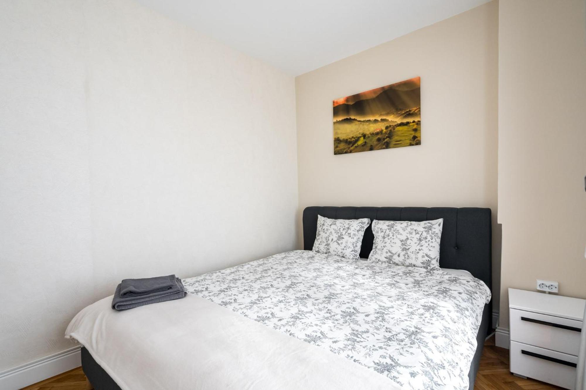 City View Apartment With Private Balcony Bucharest Exterior photo