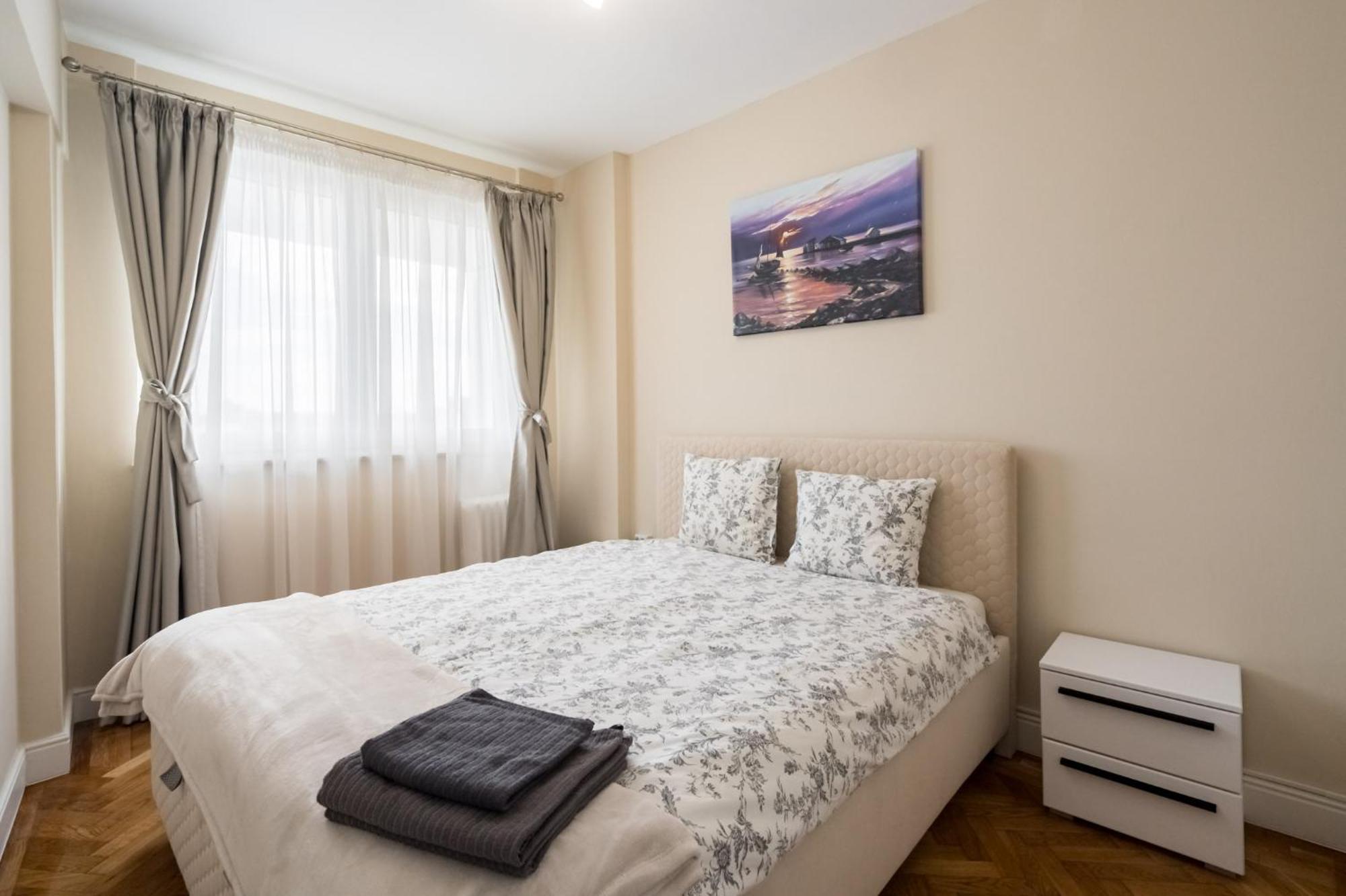 City View Apartment With Private Balcony Bucharest Exterior photo