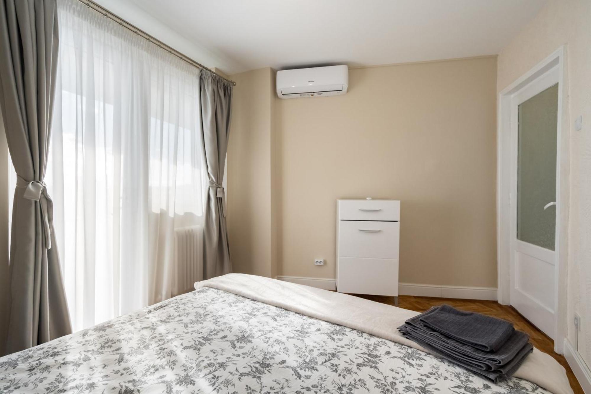 City View Apartment With Private Balcony Bucharest Exterior photo