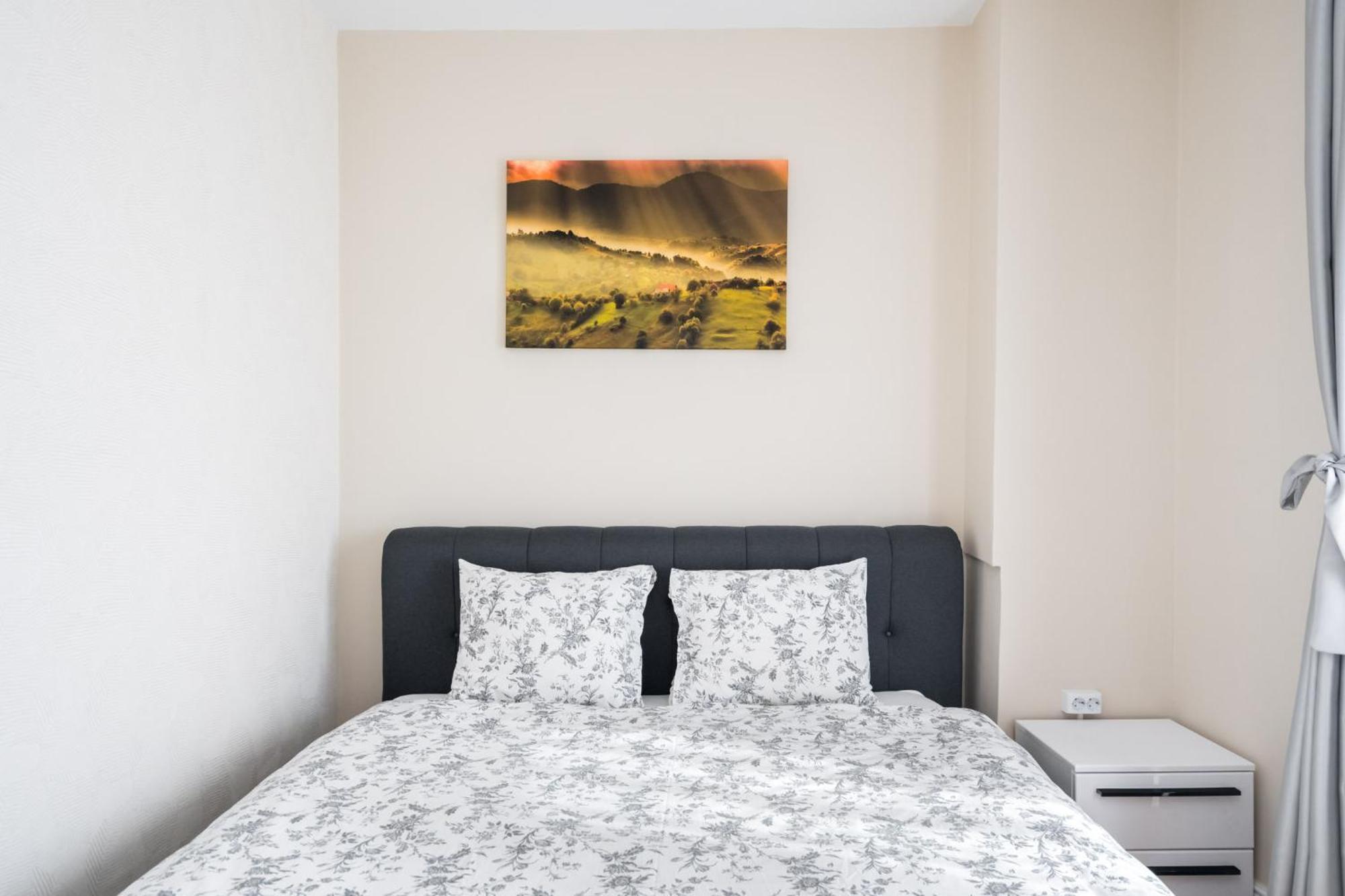 City View Apartment With Private Balcony Bucharest Exterior photo