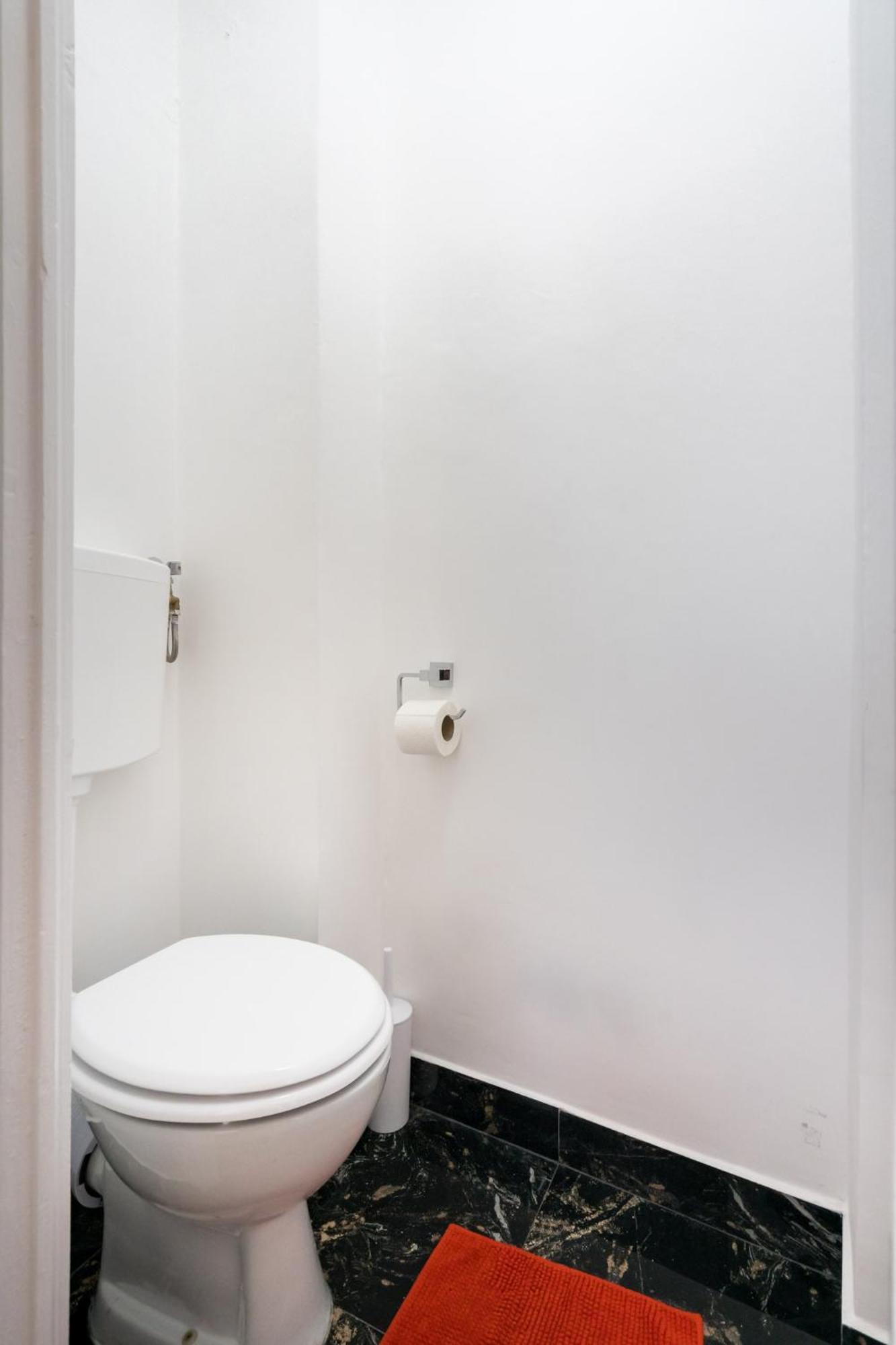 City View Apartment With Private Balcony Bucharest Exterior photo