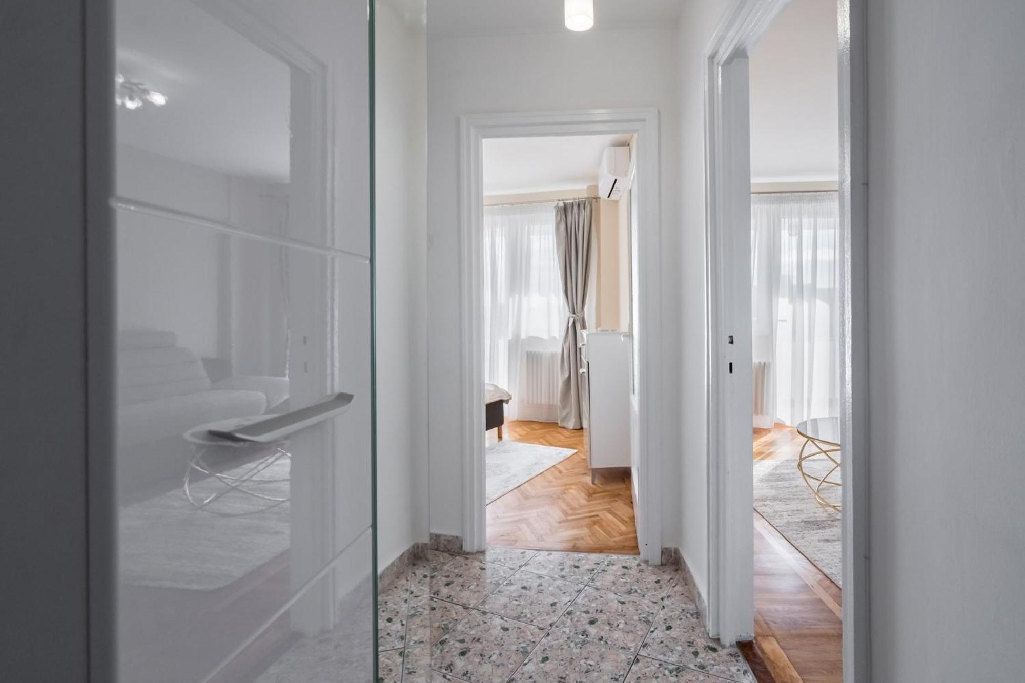 City View Apartment With Private Balcony Bucharest Exterior photo